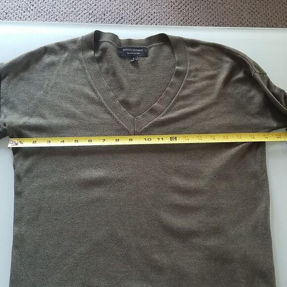 5/$20 Banana Republic Cashmere Blend Sweater - Picture 4 of 6